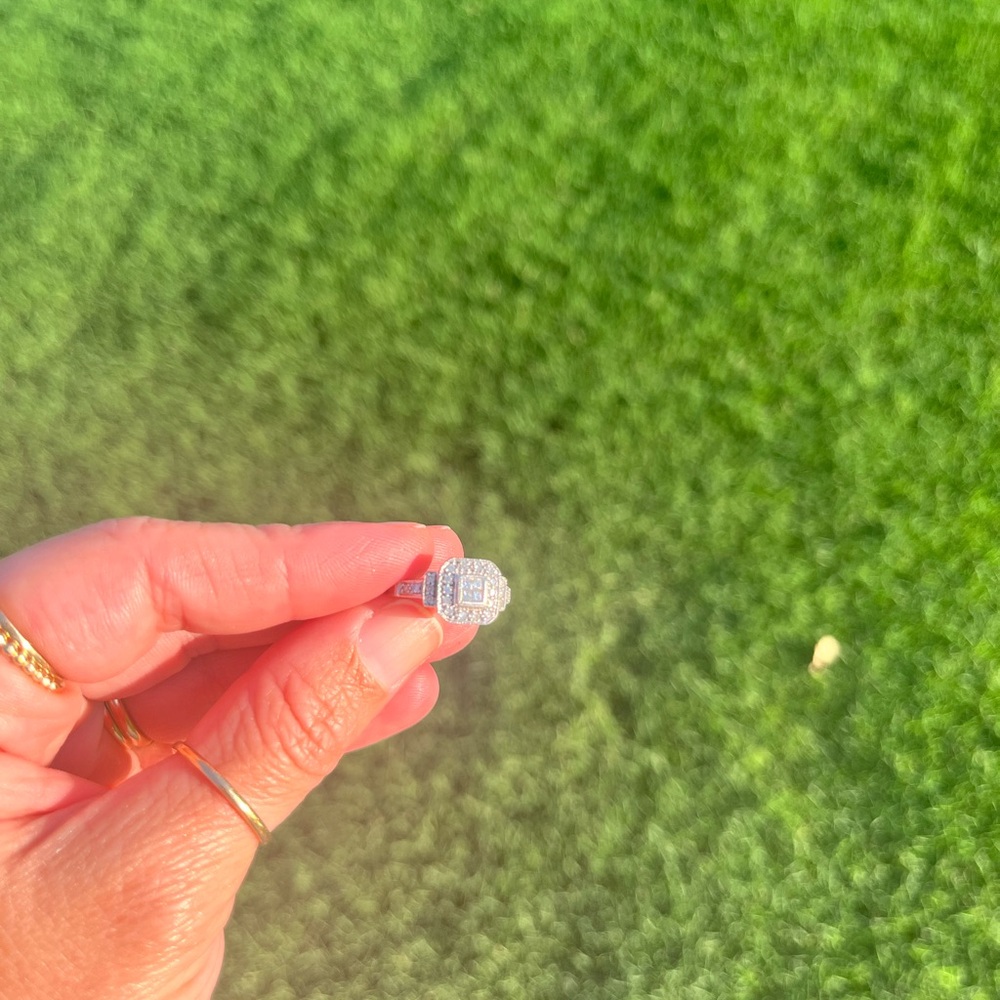 White gold & diamond ring